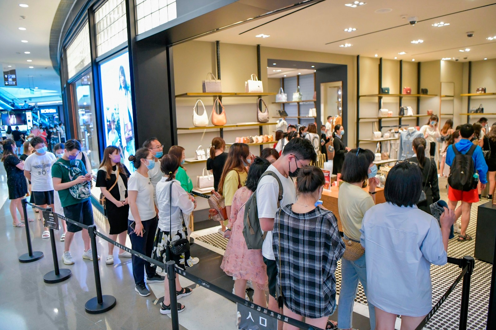 图为在三亚国际免税城某奢侈品牌门店入口,众多游客排队入场。(图片由CNSPHOTO提供)