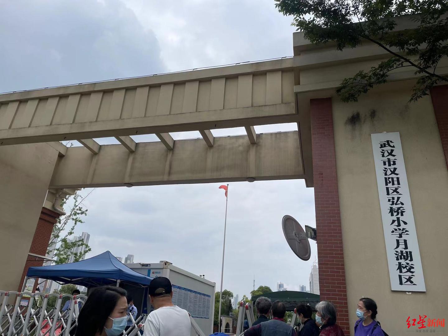 武汉一小学生校内被老师驾车碾压身亡,多位家长称校园有地下车库,但并未人车分流