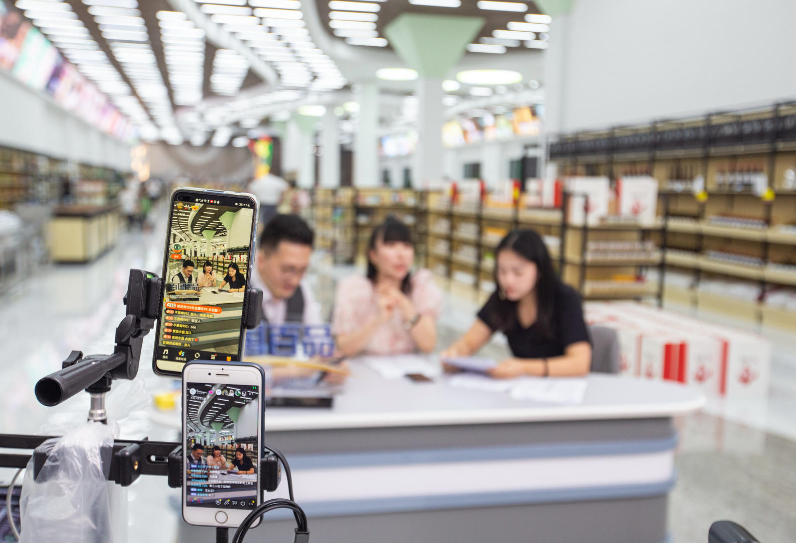 直播带货红利不再?电商主播:年薪千万降至百万,如今更像“线上柜姐”