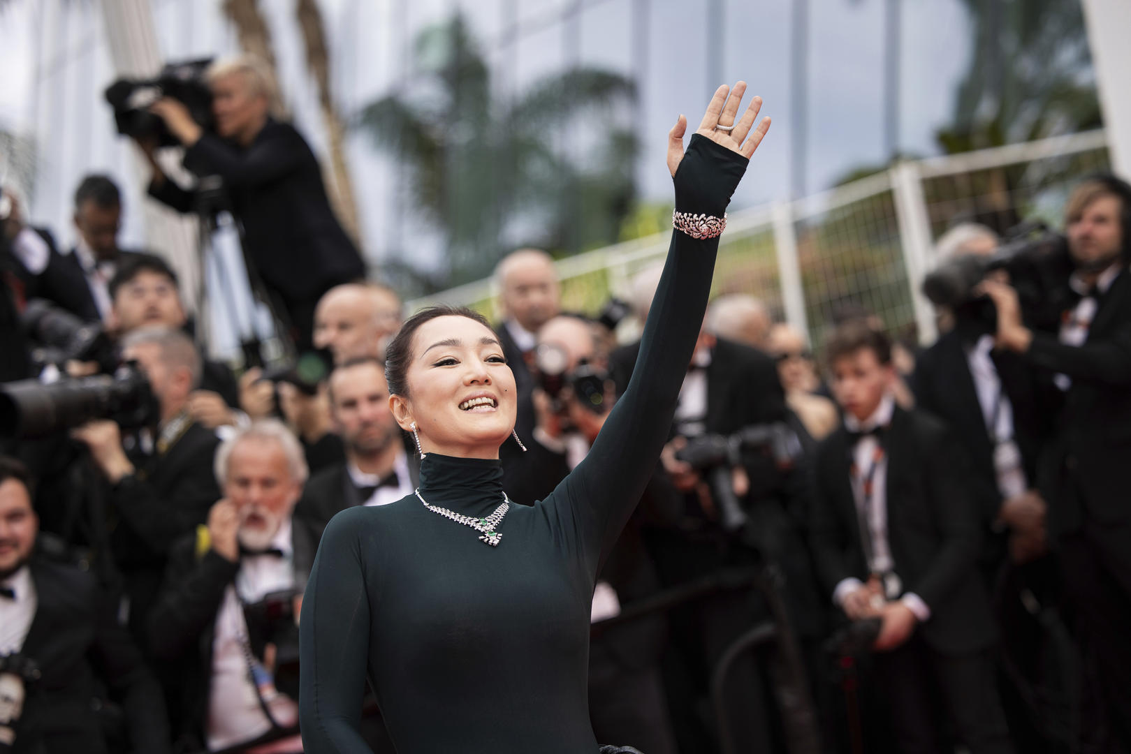 旧照被易烊千玺用做新专辑封面,巩俐:荣幸,他是我校友