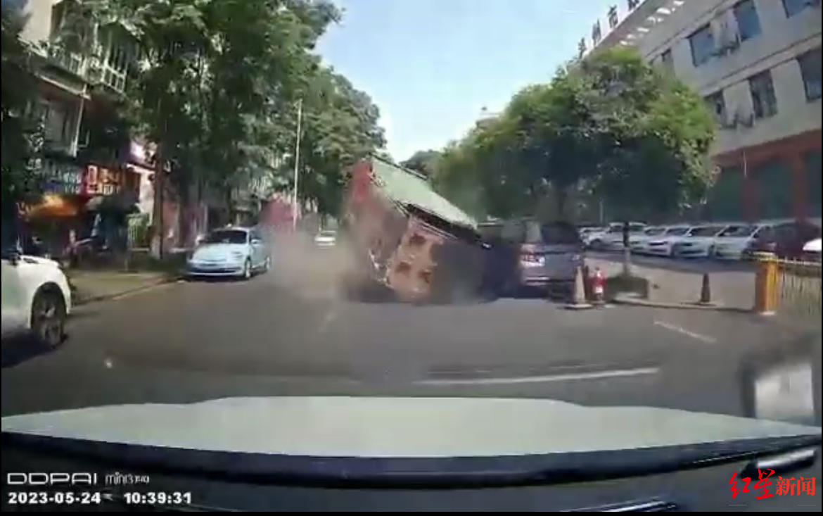 泸州一大货车突遇地面塌陷落入深坑,后车行车记录仪拍下惊险瞬间