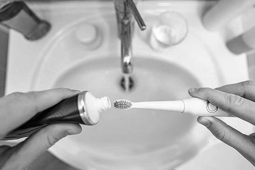 超声波牙刷“炸”掉蛀牙细菌