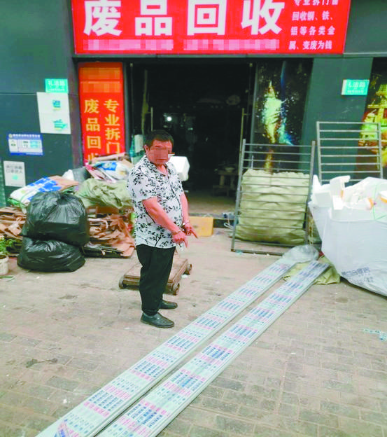 轨道站铝制防汛挡板 被男子当废品卖