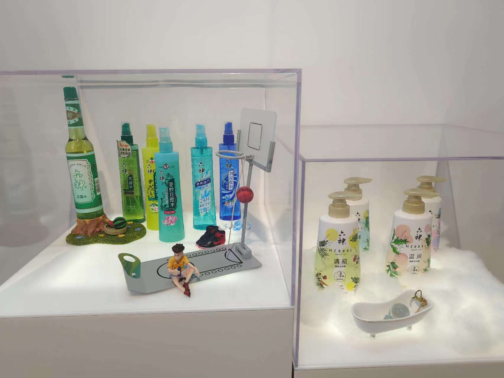 六神沐浴露等产品展示。劳动报记者陆燕婷 摄影