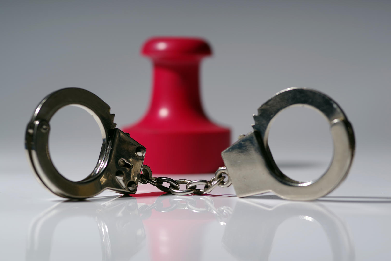 将满70岁的法院原审判员退休20多年被查,专家:退休不等于进保险箱