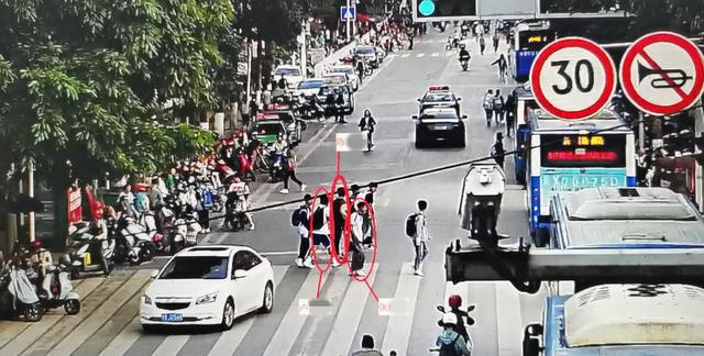 校门口监控录像截图