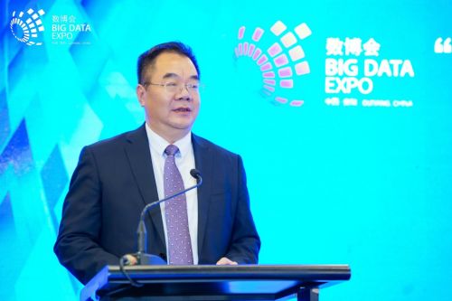 中国发展改革报社党委书记、社长徐强主持论坛