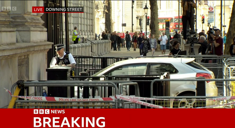 突发：一辆汽车冲撞伦敦唐宁街铁闸 事发时苏纳克、亨特均在官邸