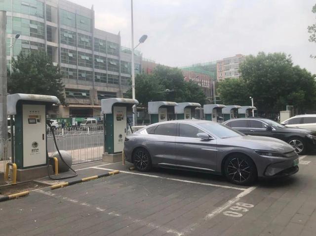 跑20公里充电，到了排队几小时，乡镇开电动汽车也难！为何不多建充电桩？这笔账不好算……