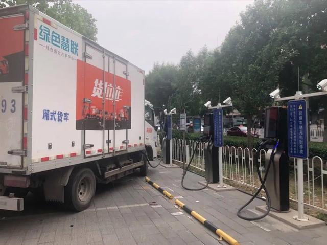 跑20公里充电，到了排队几小时，乡镇开电动汽车也难！为何不多建充电桩？这笔账不好算……