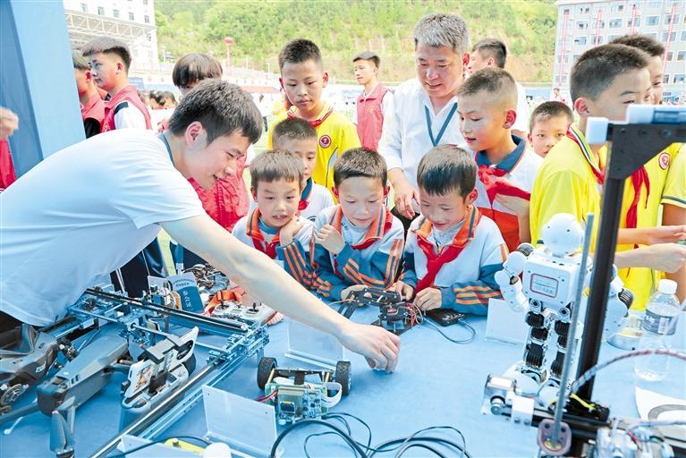 贵州机电职业技术学院举办形式多样的校园开放日活动。图为小学生体验该校自主研发的趣味装置。 （贵州机电职业技术学院供图）