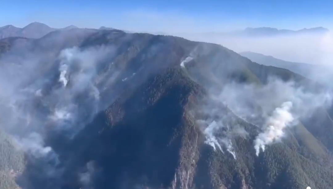 木里县发生森林火灾，四川森林消防总队凉山支队200人已到达火场