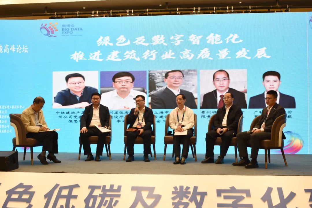 (左二:中国铁建地产贵州公司执行董事侯思军)