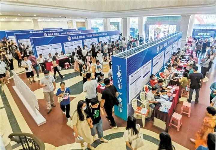▲5月28日，2023年广东“稳就业促发展”粤东片区大型招聘活动在市林百欣国际会展中心举办。