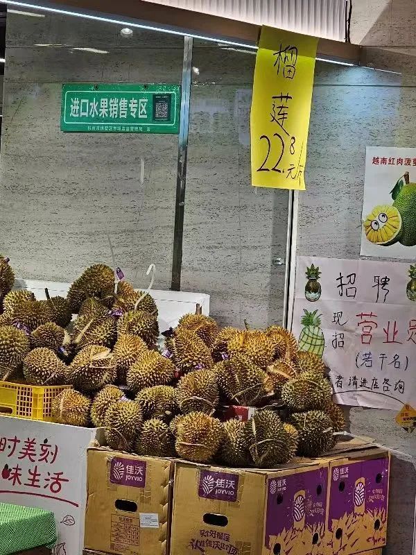20多天前的榴莲价格。图片来源:潮新闻 周夏林摄