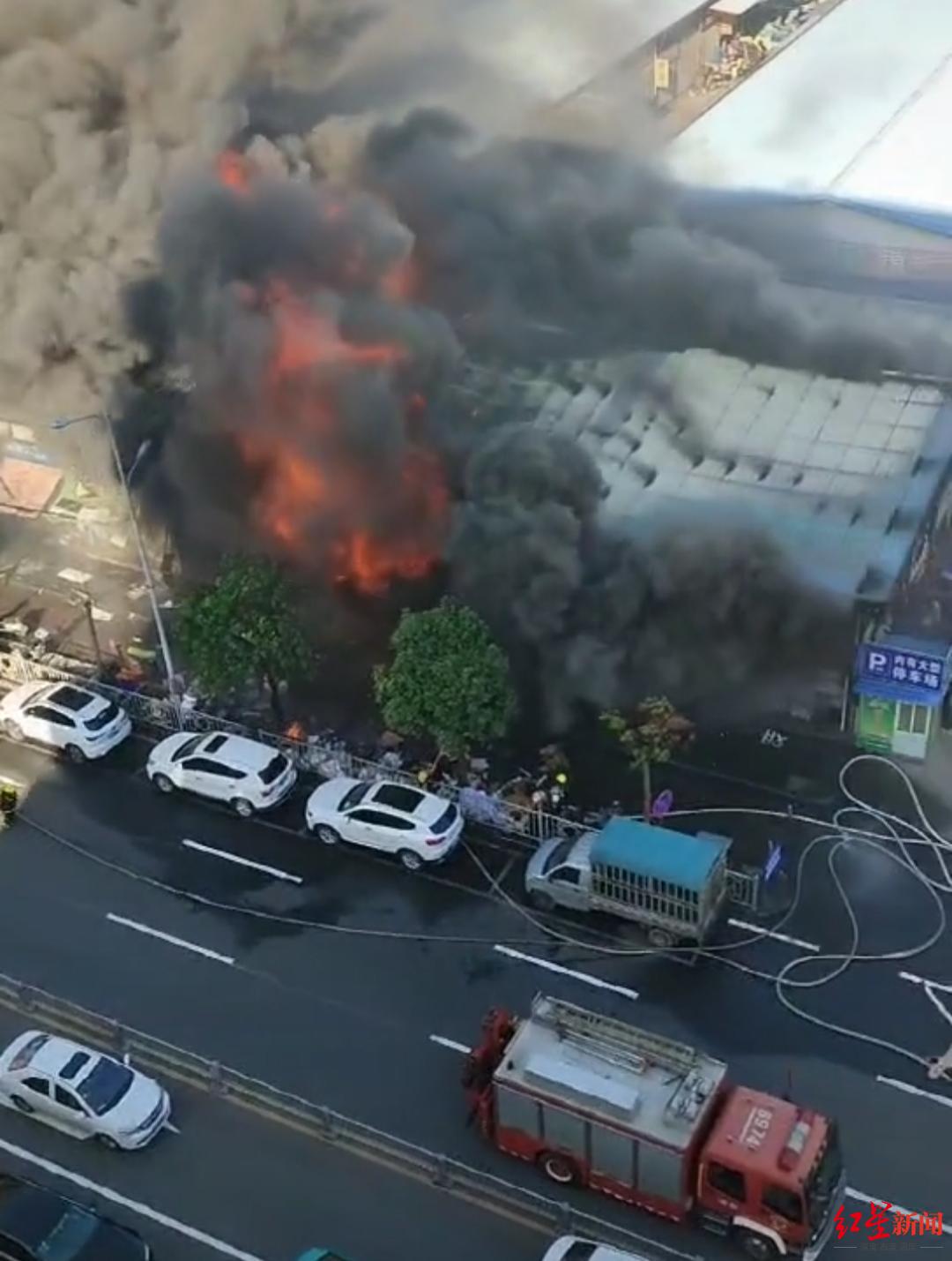 西昌一五金店发生火灾：8间门市过火，初步调查燃烧物为PVC塑料管等可燃物质