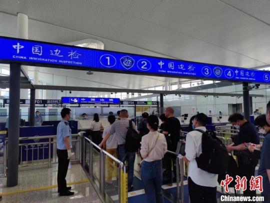 旅客通关现场。 俞杰 摄