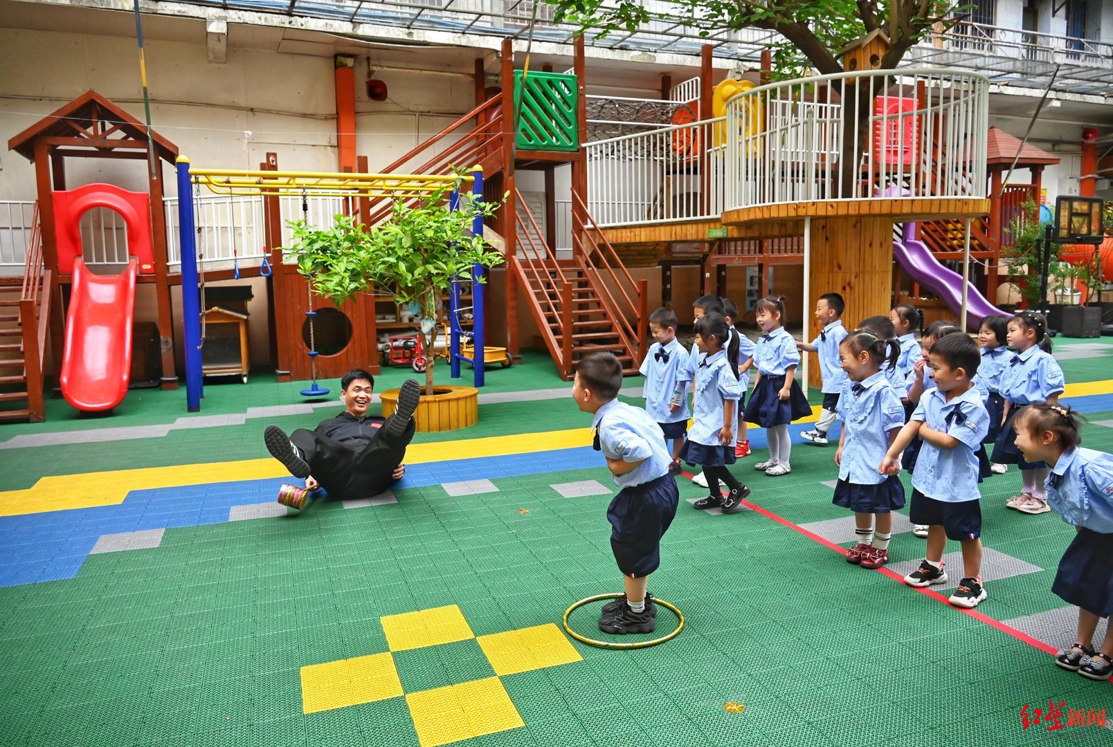 幼儿园里有个身高一米九的“孩子王”