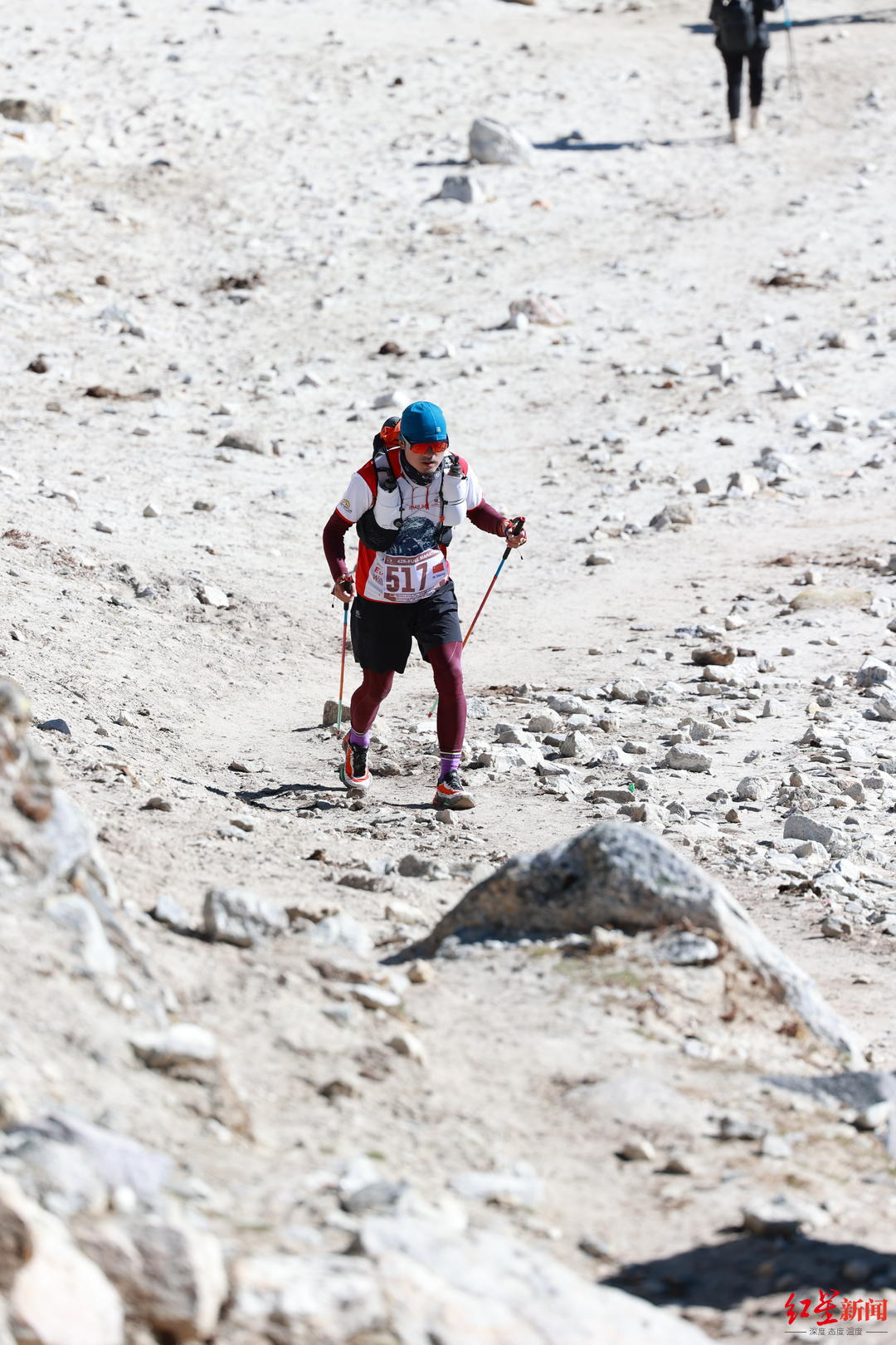 人类攀登珠峰70周年｜在珠峰跑马拉松的中国人：从海拔5364米处起跑，近9小时完成全程