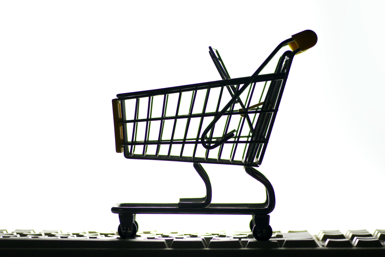 女子网购欲退货，投诉后遭商家辱骂拉黑 市监局：建议司法渠道解决