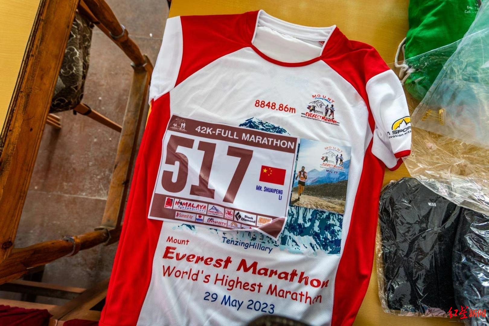 人类攀登珠峰70周年｜在珠峰跑马拉松的中国人：从海拔5364米处起跑，近9小时完成全程