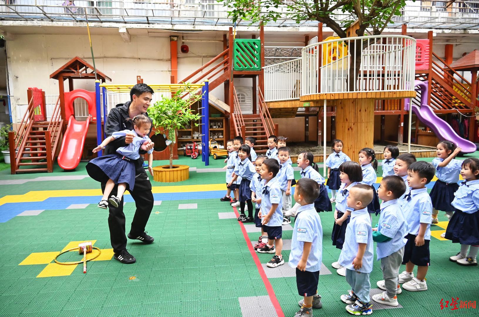 幼儿园里有个身高一米九的“孩子王”