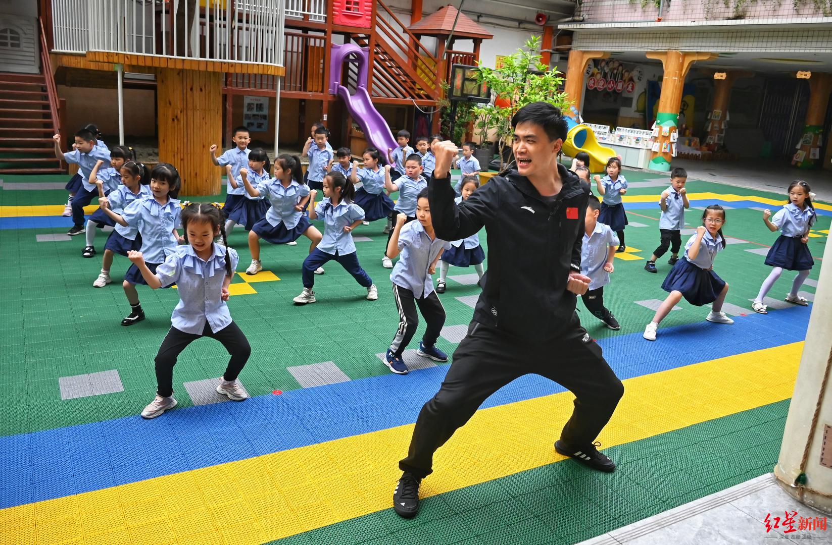 幼儿园里有个身高一米九的“孩子王”