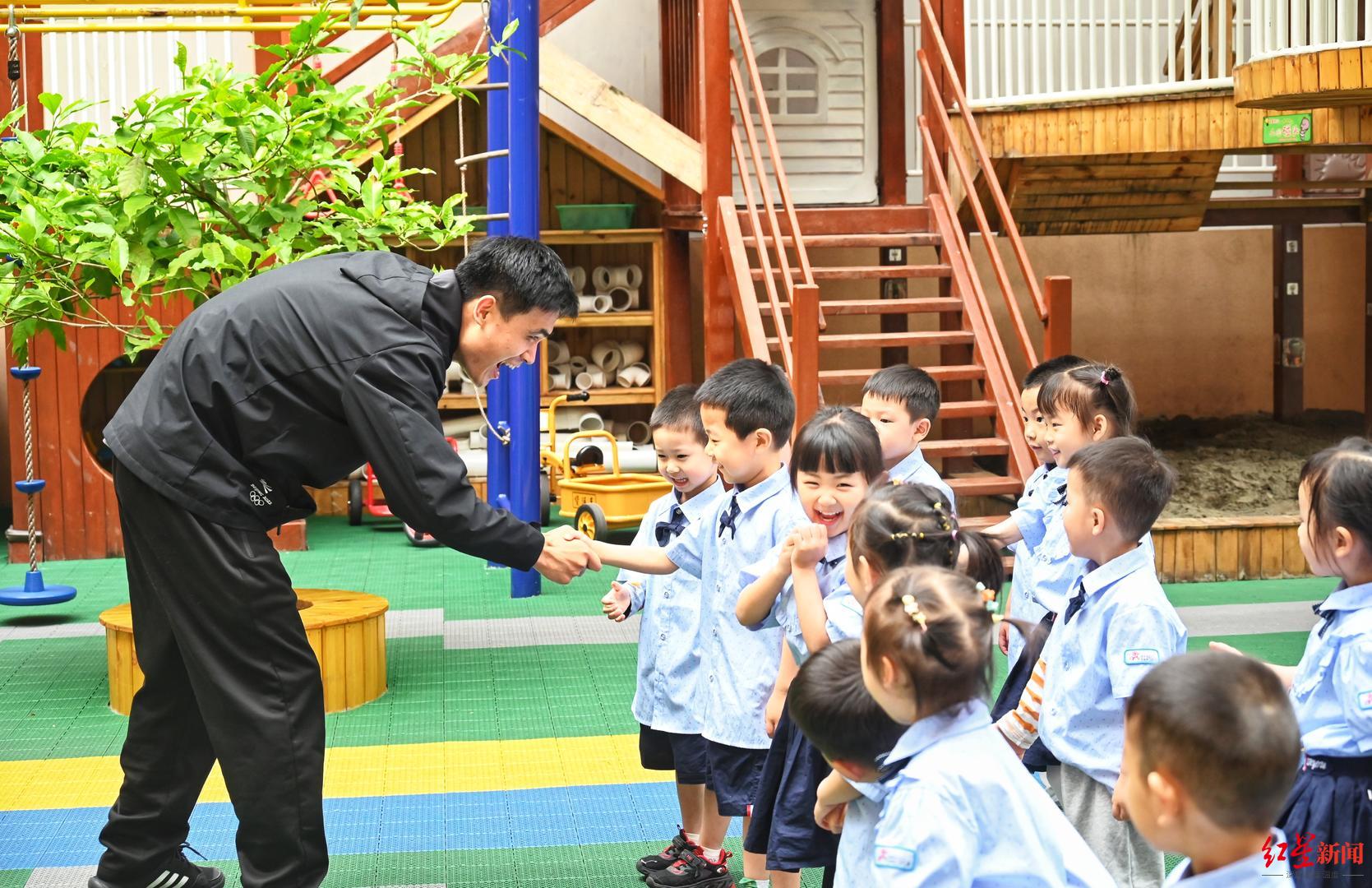 幼儿园里有个身高一米九的“孩子王”