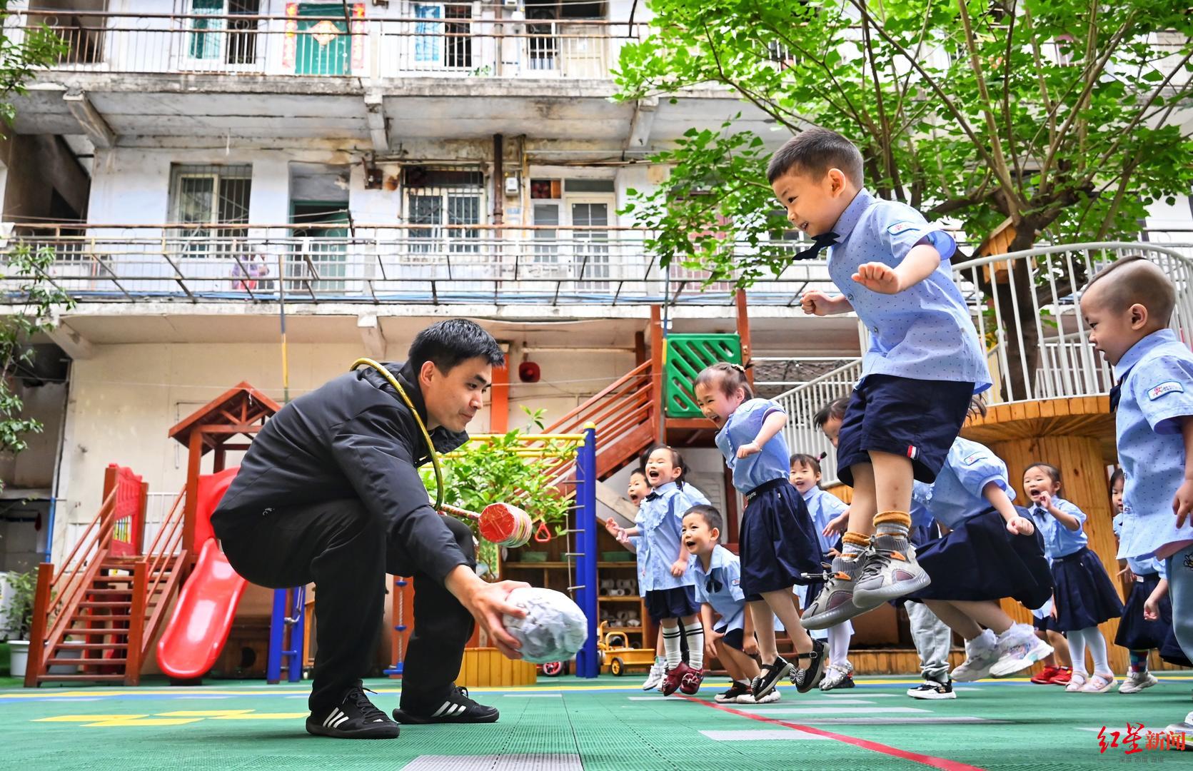 幼儿园里有个身高一米九的“孩子王”
