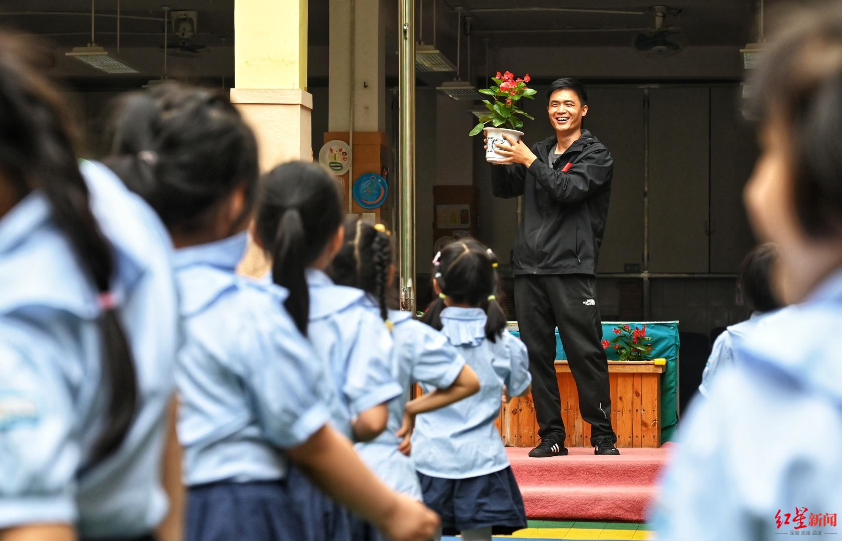 幼儿园里有个身高一米九的“孩子王”