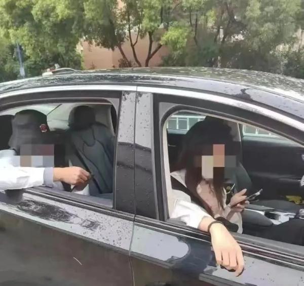 杭州两名乘客“赖车”后续：乘客7天行政拘留期已结束，司机称将起诉对方
