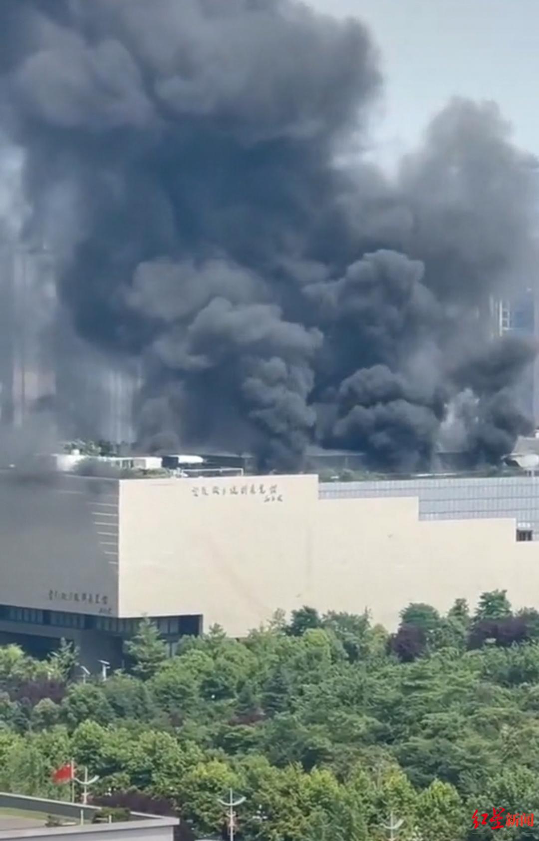 贵阳城乡规划展览馆失火冒出浓烟 部门回应：火已扑灭，暂无人员伤亡