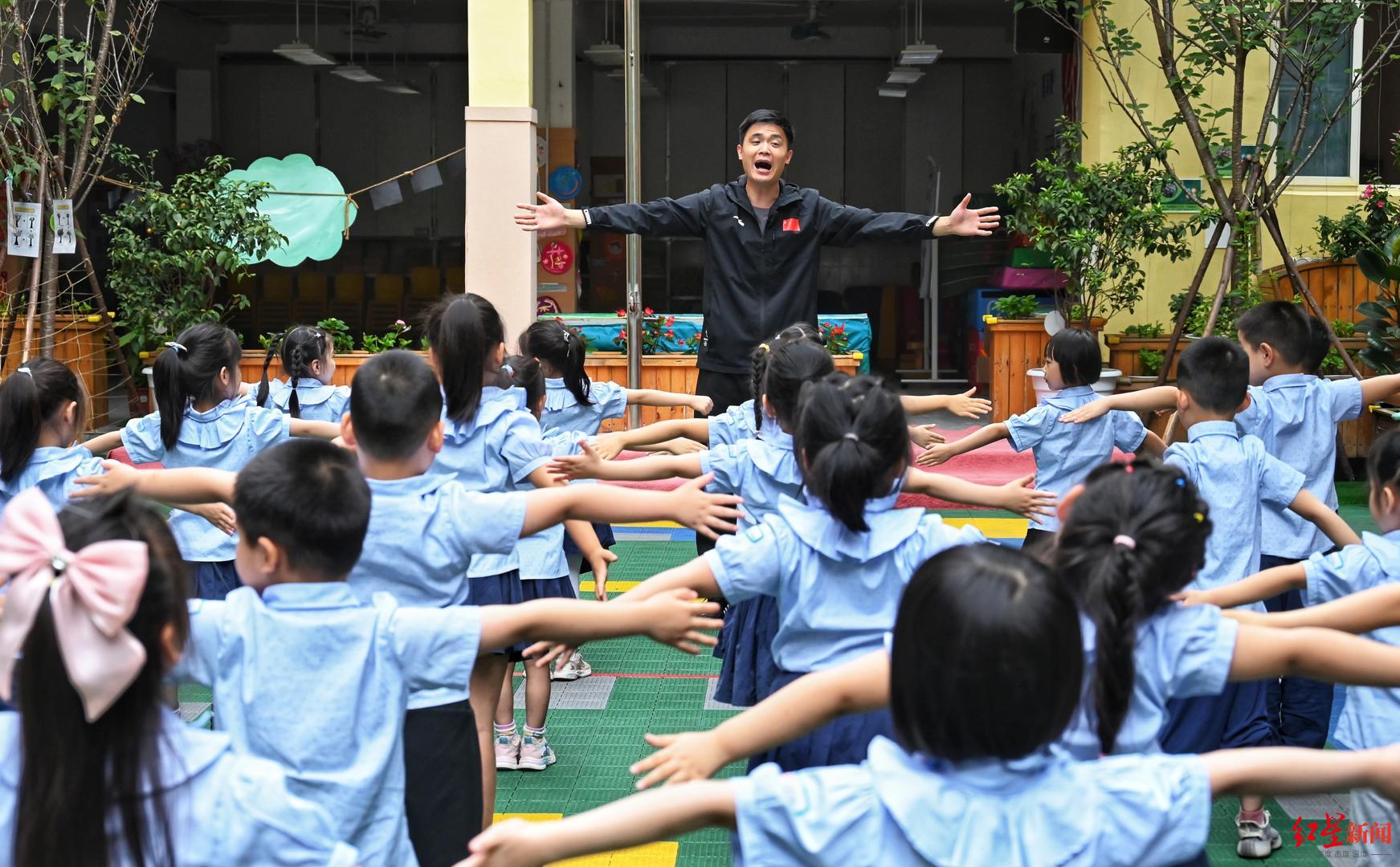 幼儿园里有个身高一米九的“孩子王”