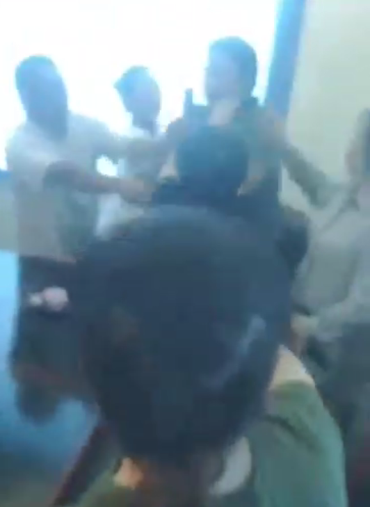 网传乐山一街道工作人员打人?视频显示双方互有肢体冲突,警方已介入调查