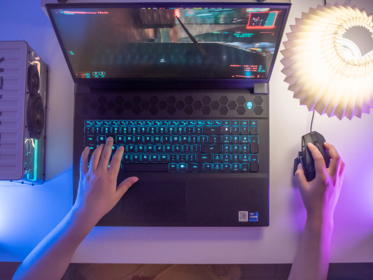 Alienware m18评测：纯粹的性能猛兽，真正的“庞然大物”