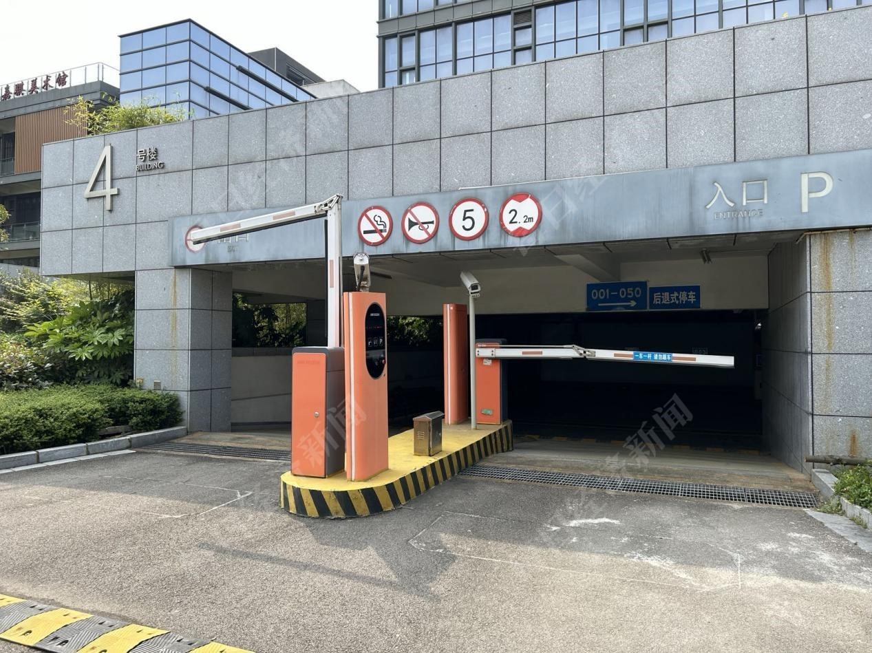 宁波市北仑区梅山街道七星路88号4幢一层车库入口 图片来源:每经记者 朱成祥 摄