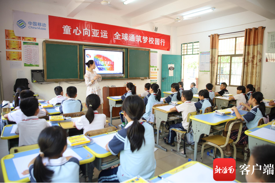 马晓铭给同学们上了一堂“全球通梦想课堂”。记者 王威 摄