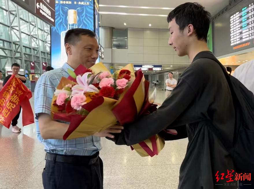 成都七中16岁少年APhO（亚赛）摘金，已保送清华！