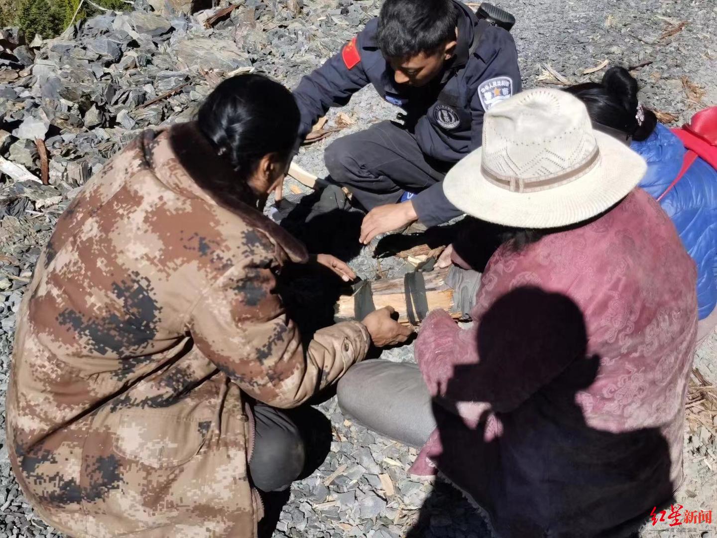 四川甘孜一村民采集虫草途中不慎摔伤 警方紧急驰援……