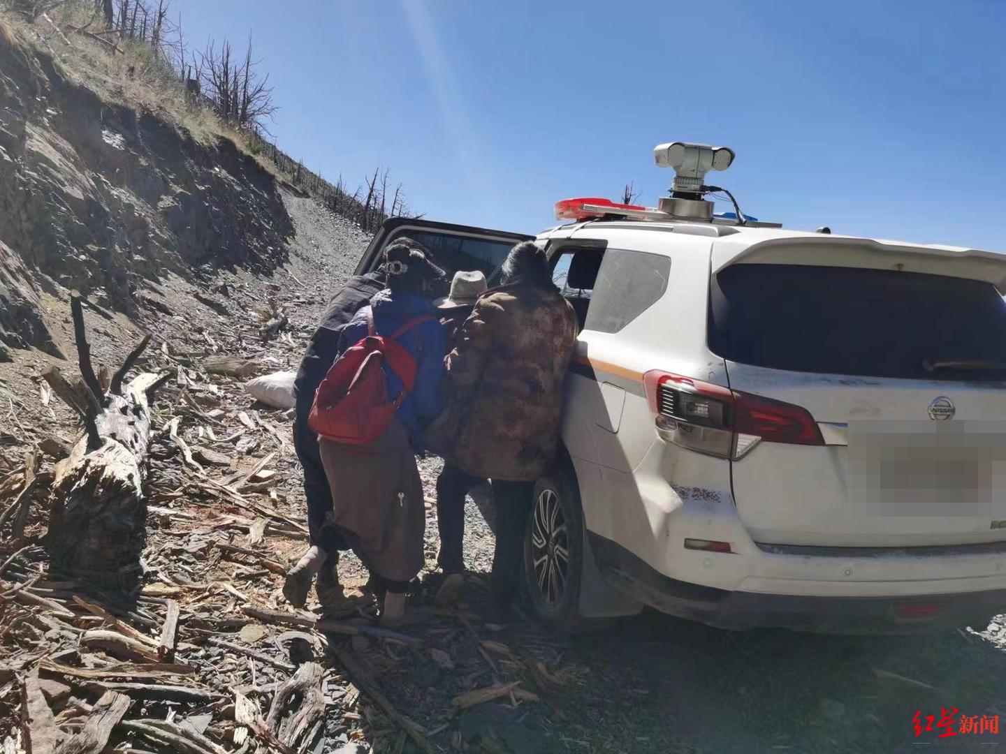 四川甘孜一村民采集虫草途中不慎摔伤 警方紧急驰援……