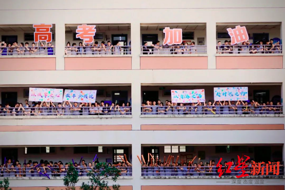 奥特曼“战歌”响起!成都这所学校的中高考“喊楼”励志又温情