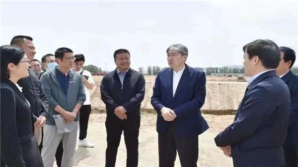 　　(忻州市委书记朱晓东在园区工地调研)