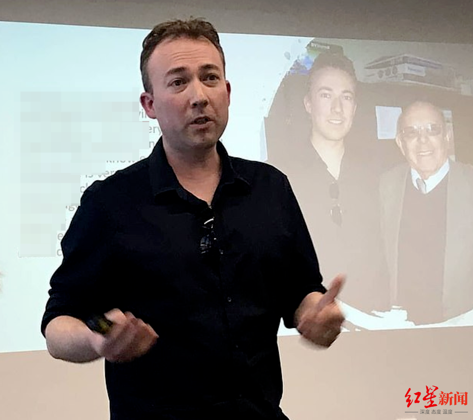 ↑布朗此前在大学任教