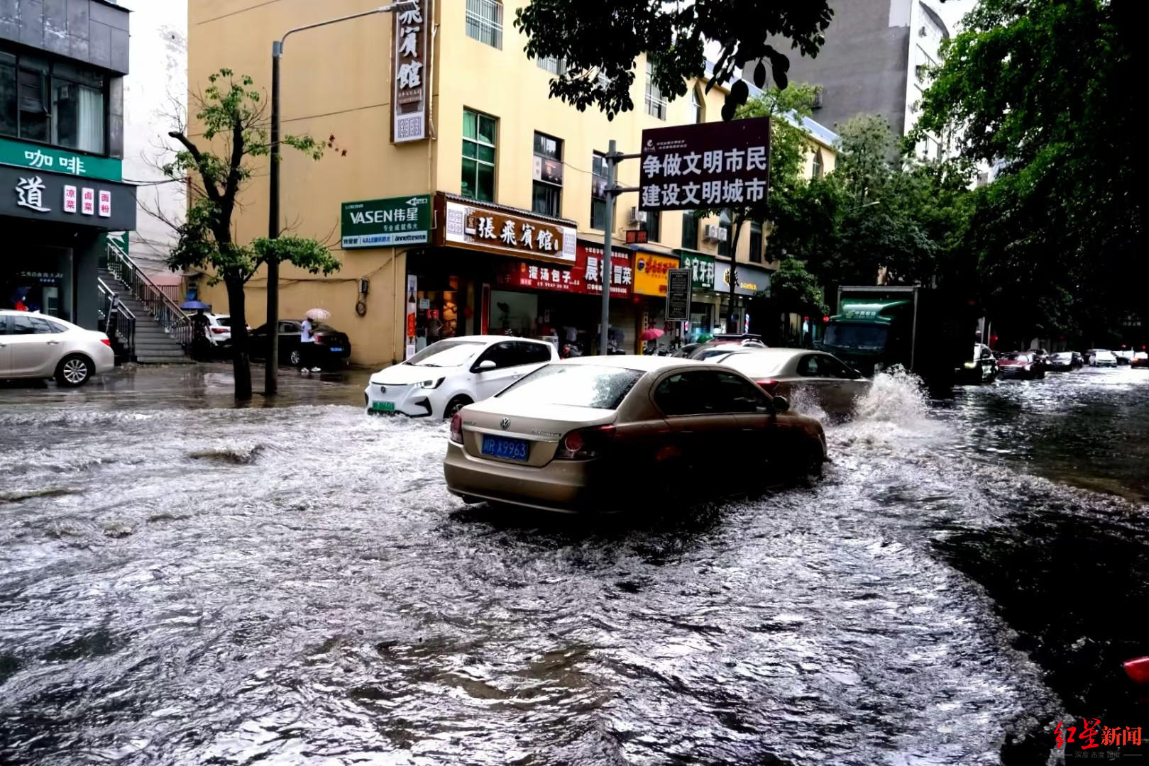 最大瞬时风速达10级!四川阆中遭强对流天气袭击,有乡镇树被吹断、公路被淹