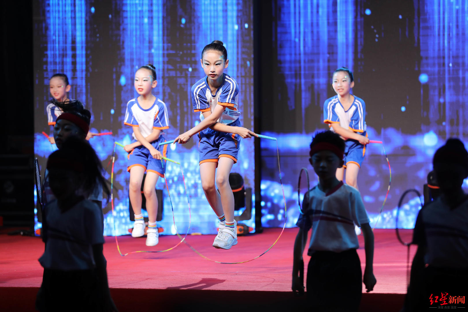 穿越百年校史，喜迎大运盛会！成都这所学校的“六一”晚会动感十足