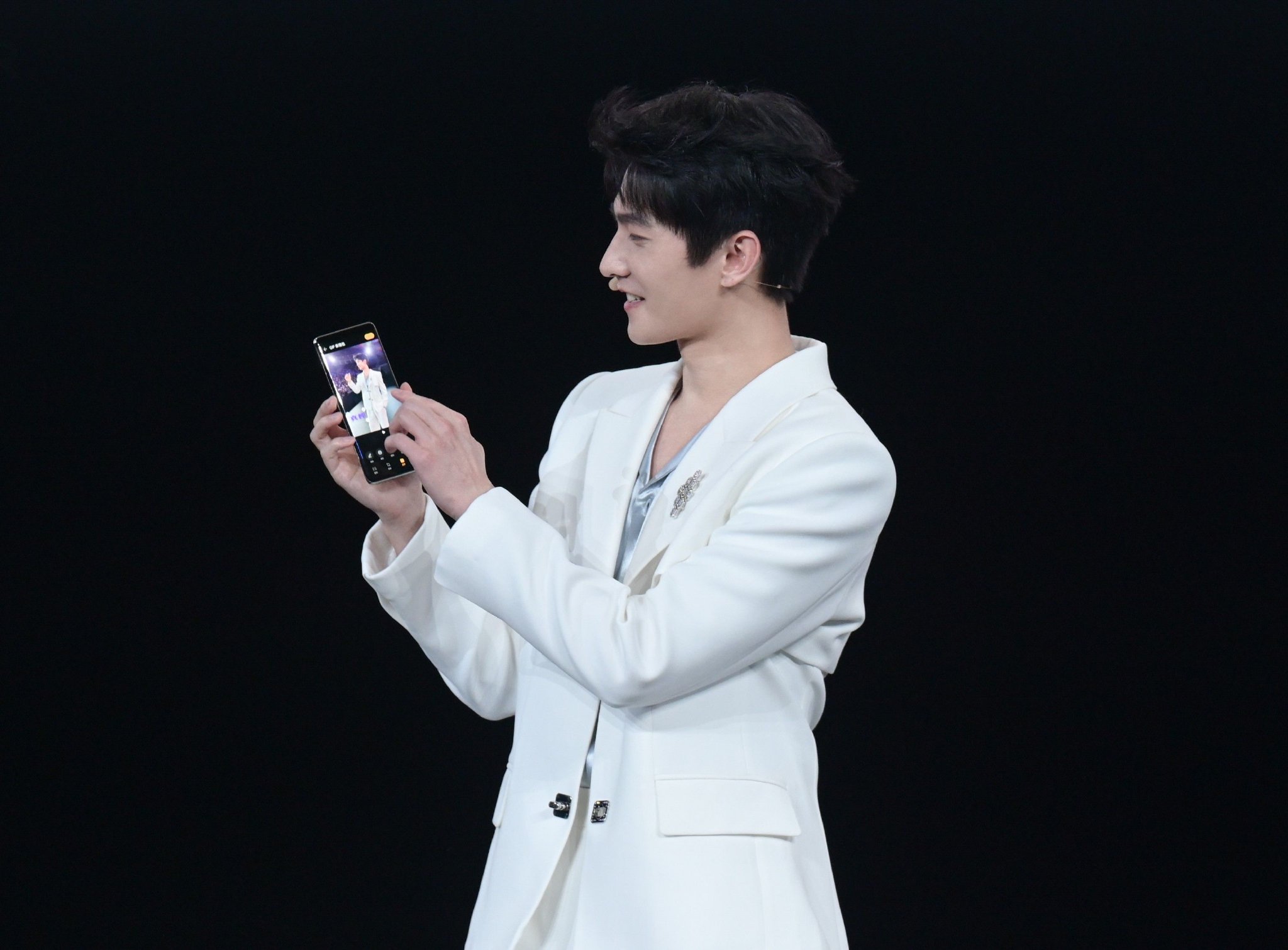 618手机厂商杀疯了?荣耀CEO赵明:没有创新的产品,大家不会买单!