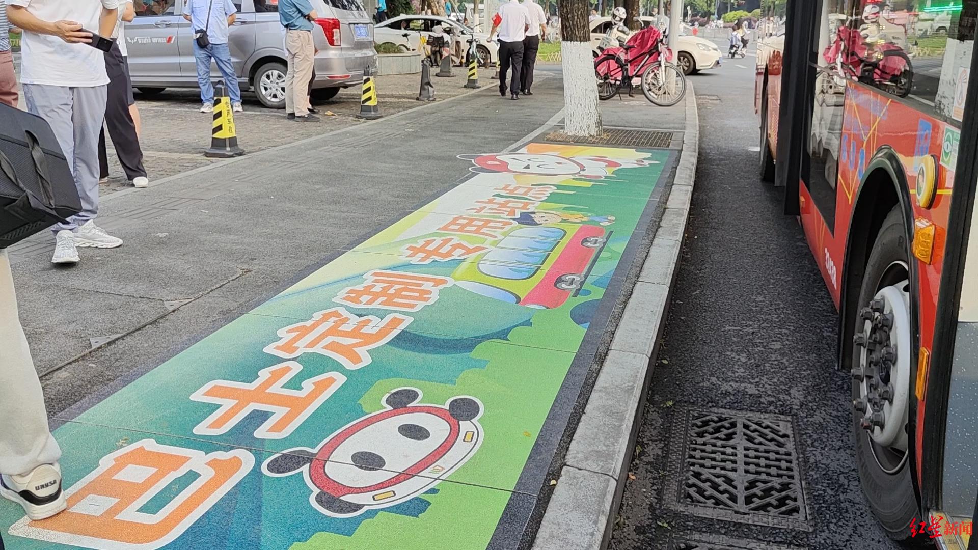 送孩子上学堵车怎么办？成都开行升级版定制通学专线