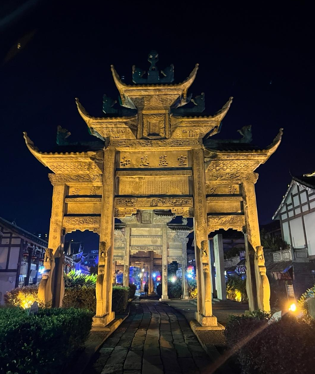 4A景区内古牌坊增加“太空步”舞蹈投影？网友质疑糟蹋历史文化，回应来了！