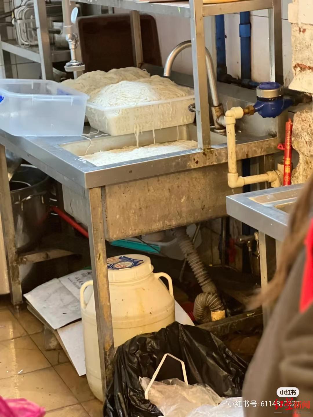 网红“池嬢拌粉”被曝后厨脏乱差，市监局：两次到店检查，已督促整改