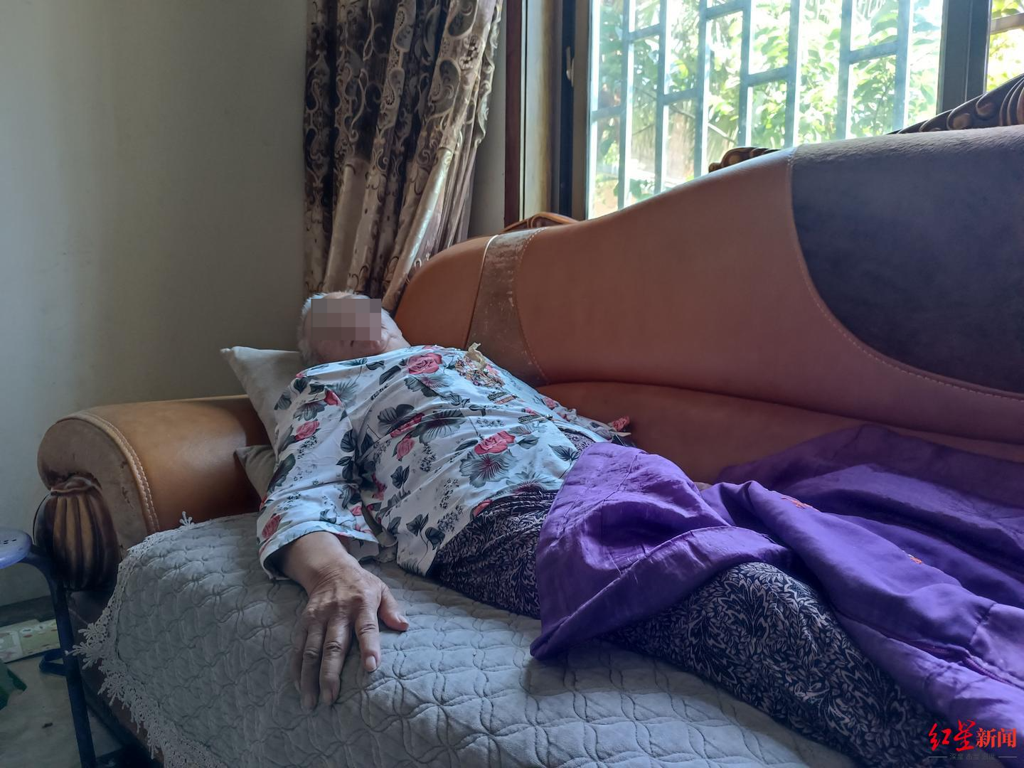 三女子帮村民办丧事遇墙体倒塌被砸瘫痪：至今未获赔偿，户主称没钱无力承担